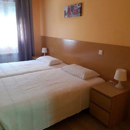 Torres de la Alameda Hostal La Pared מראה חיצוני תמונה