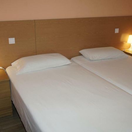 Torres de la Alameda Hostal La Pared מראה חיצוני תמונה