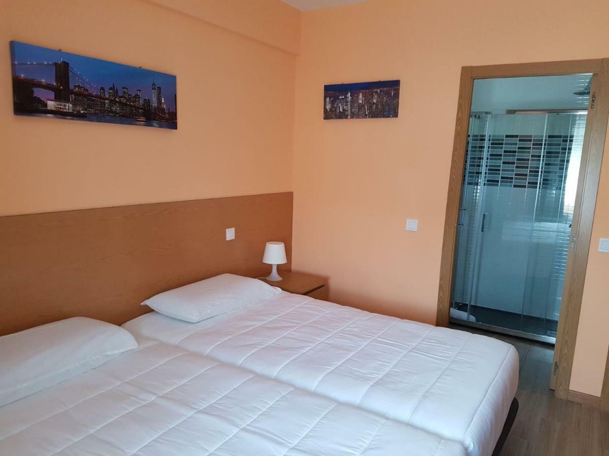 Torres de la Alameda Hostal La Pared מראה חיצוני תמונה