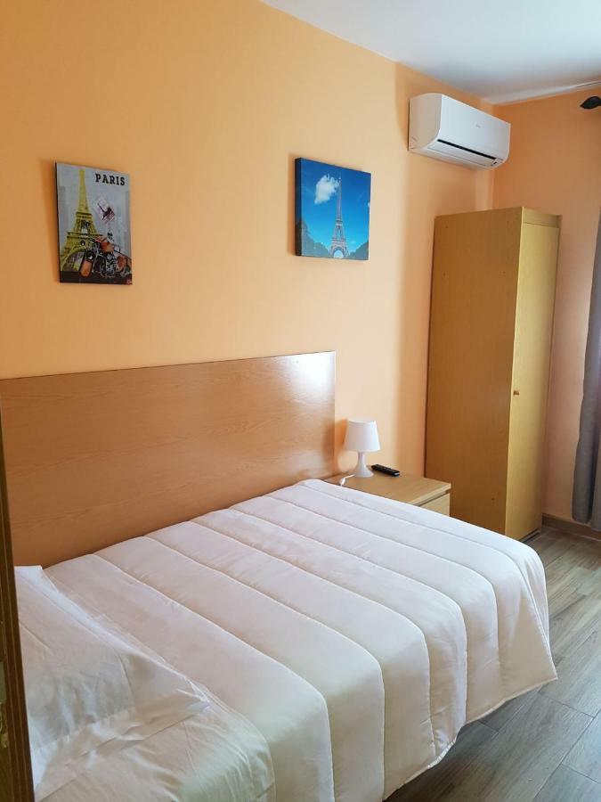 Torres de la Alameda Hostal La Pared מראה חיצוני תמונה