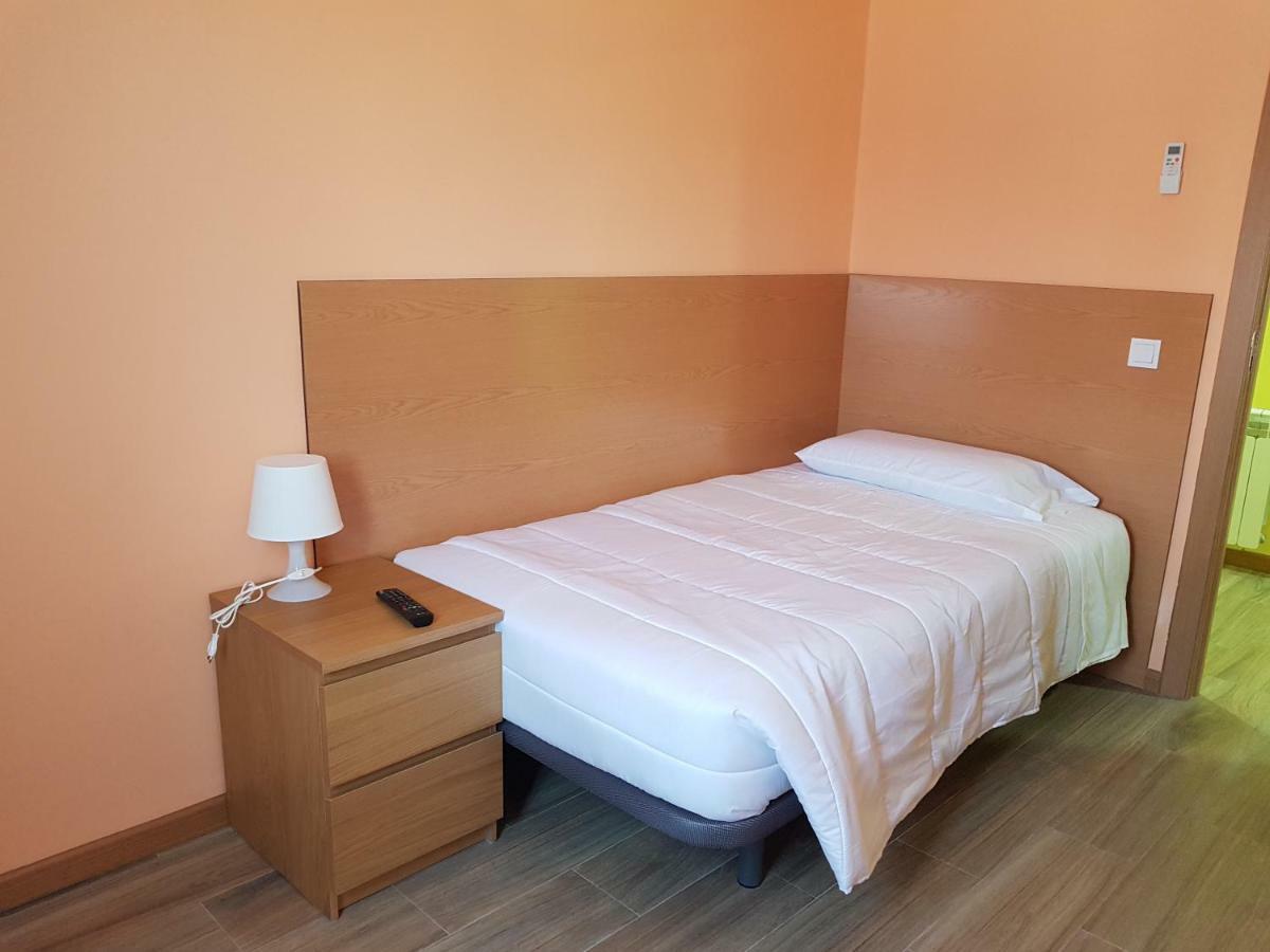 Torres de la Alameda Hostal La Pared מראה חיצוני תמונה