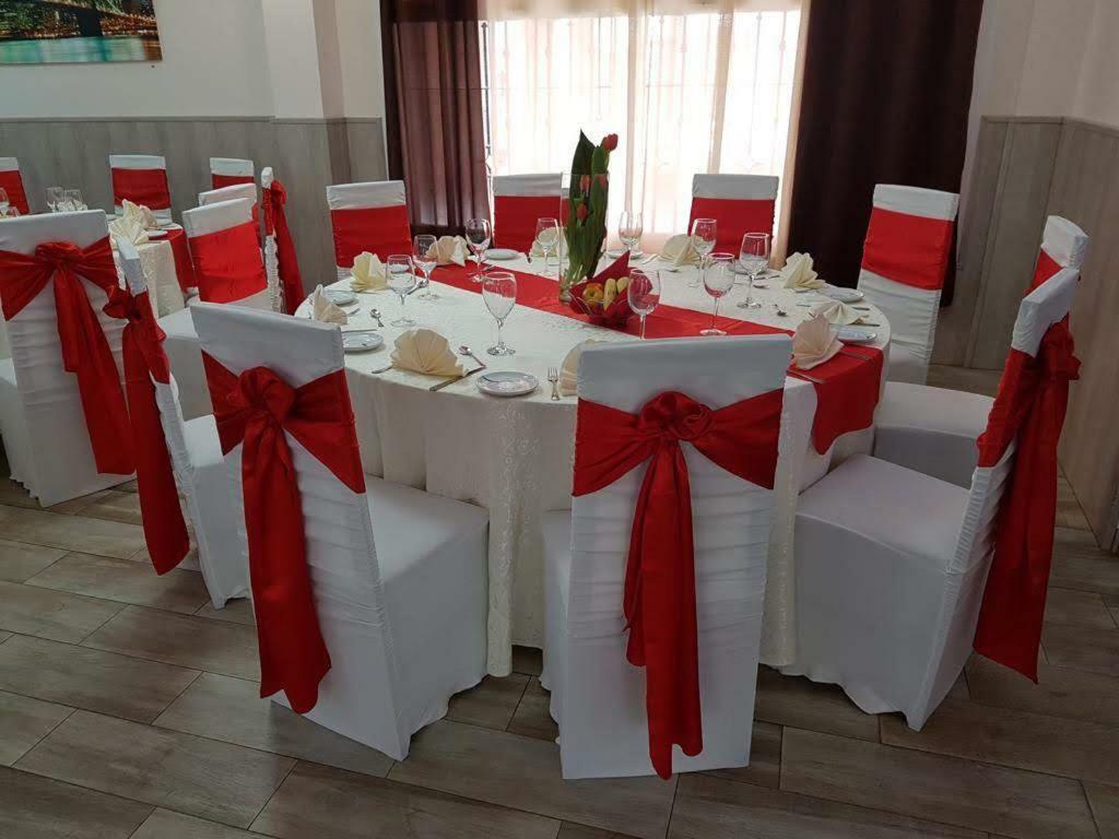Torres de la Alameda Hostal La Pared מראה חיצוני תמונה