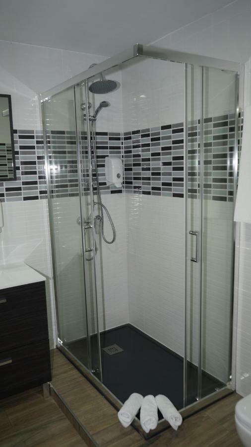Torres de la Alameda Hostal La Pared מראה חיצוני תמונה