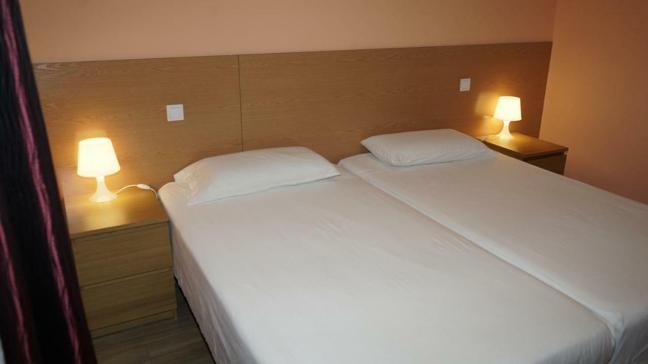 Torres de la Alameda Hostal La Pared מראה חיצוני תמונה