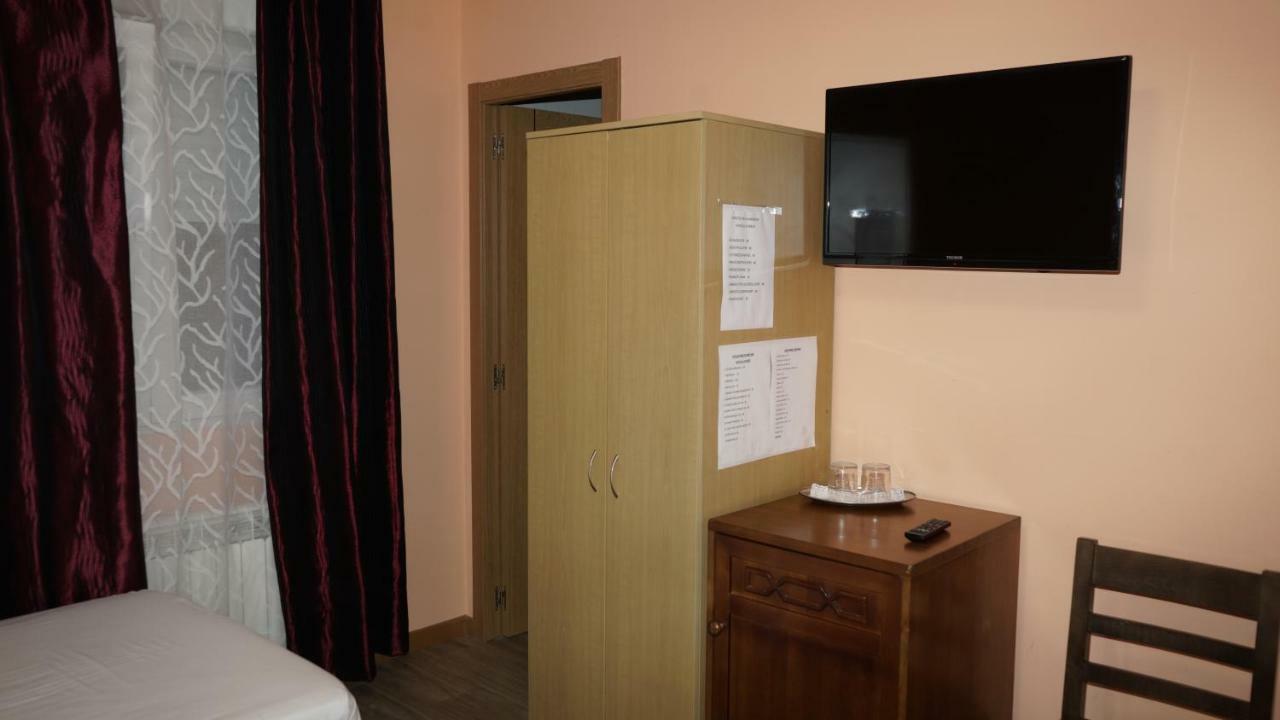 Torres de la Alameda Hostal La Pared מראה חיצוני תמונה