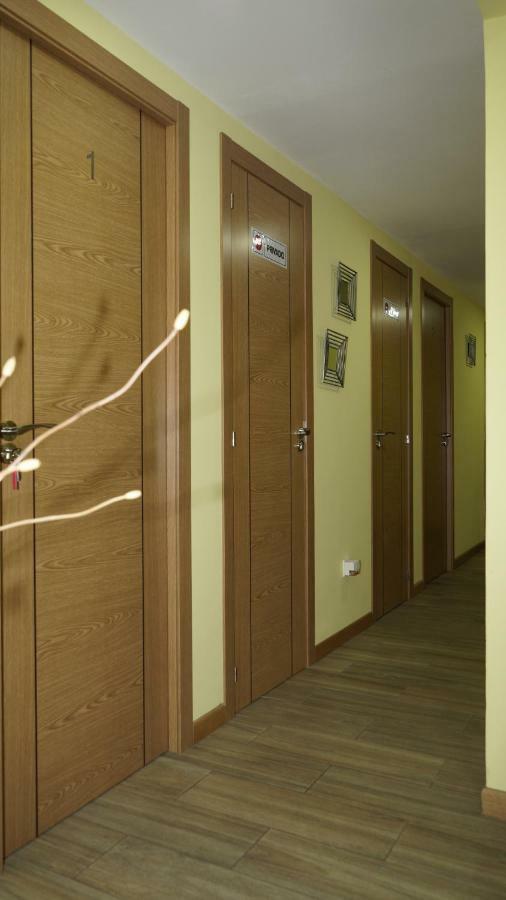 Torres de la Alameda Hostal La Pared מראה חיצוני תמונה