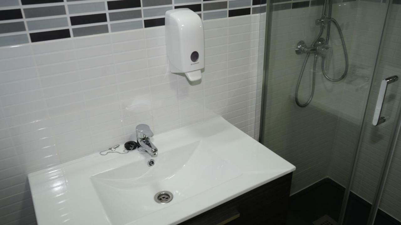 Torres de la Alameda Hostal La Pared מראה חיצוני תמונה