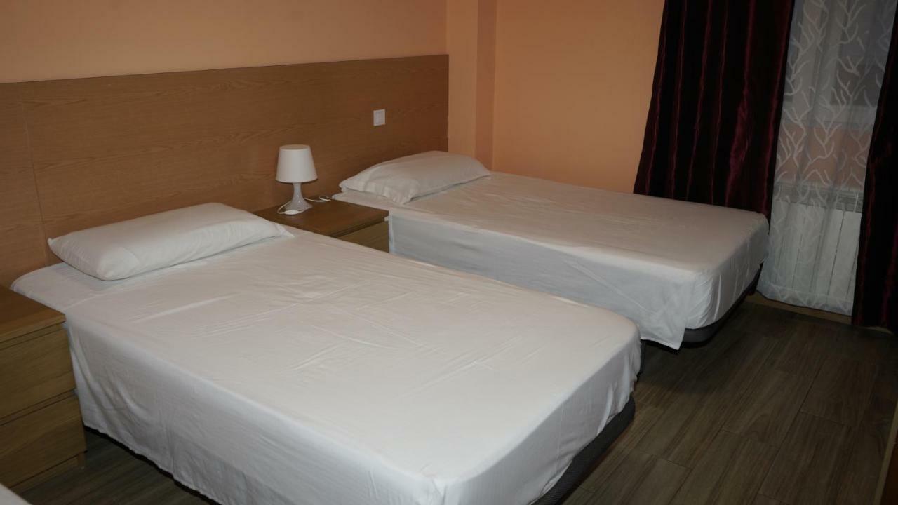 Torres de la Alameda Hostal La Pared מראה חיצוני תמונה