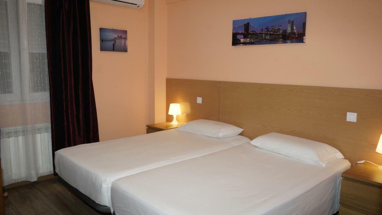 Torres de la Alameda Hostal La Pared מראה חיצוני תמונה
