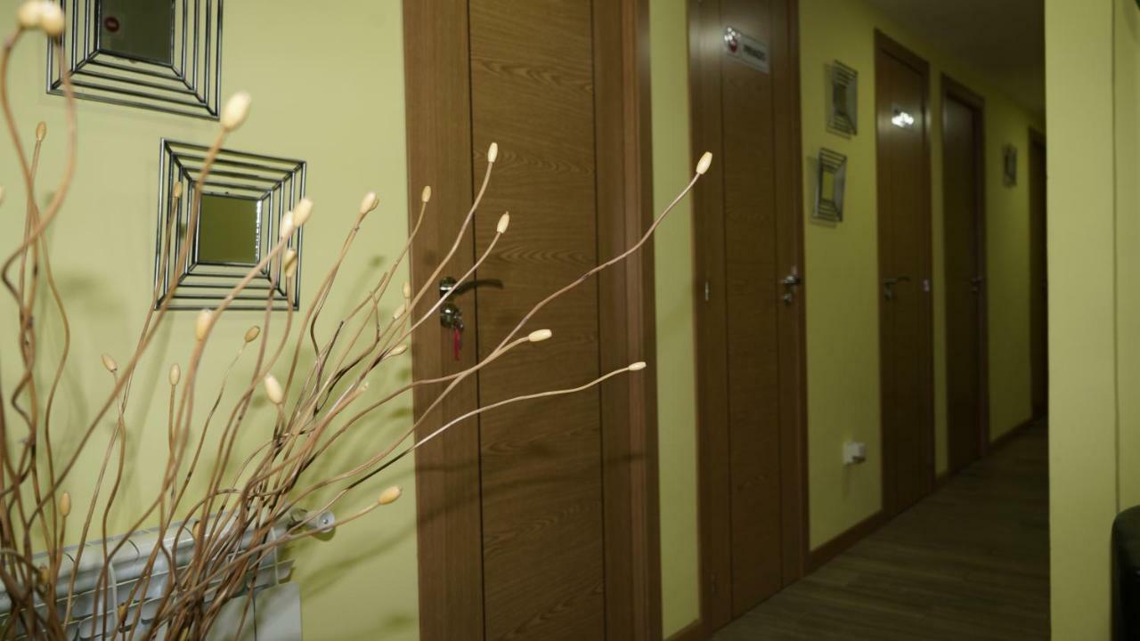 Torres de la Alameda Hostal La Pared מראה חיצוני תמונה