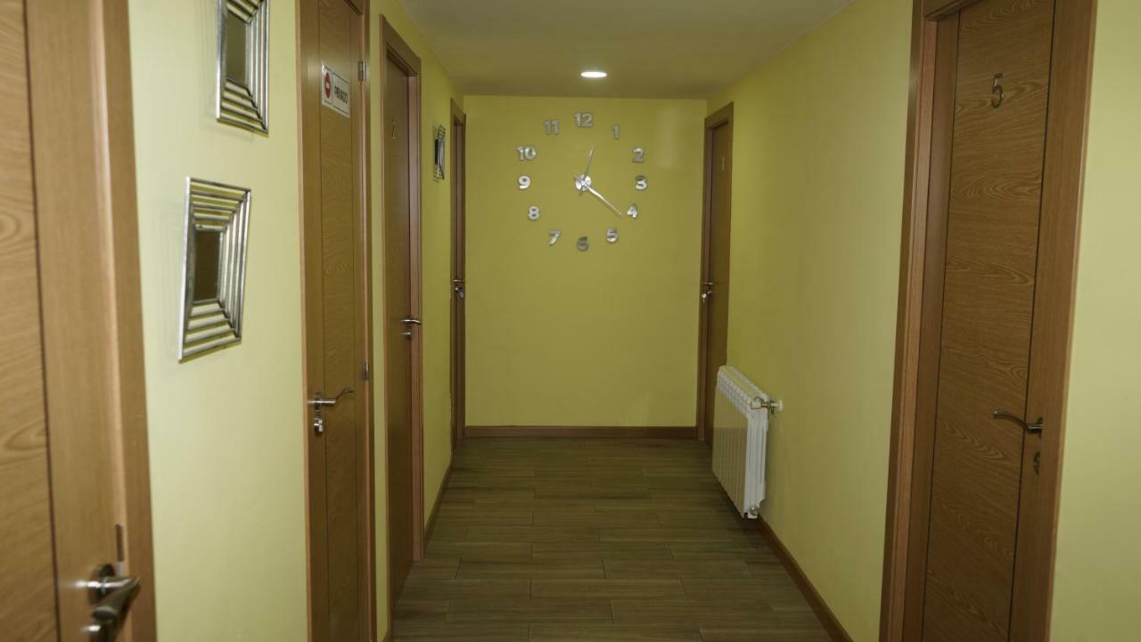 Torres de la Alameda Hostal La Pared מראה חיצוני תמונה
