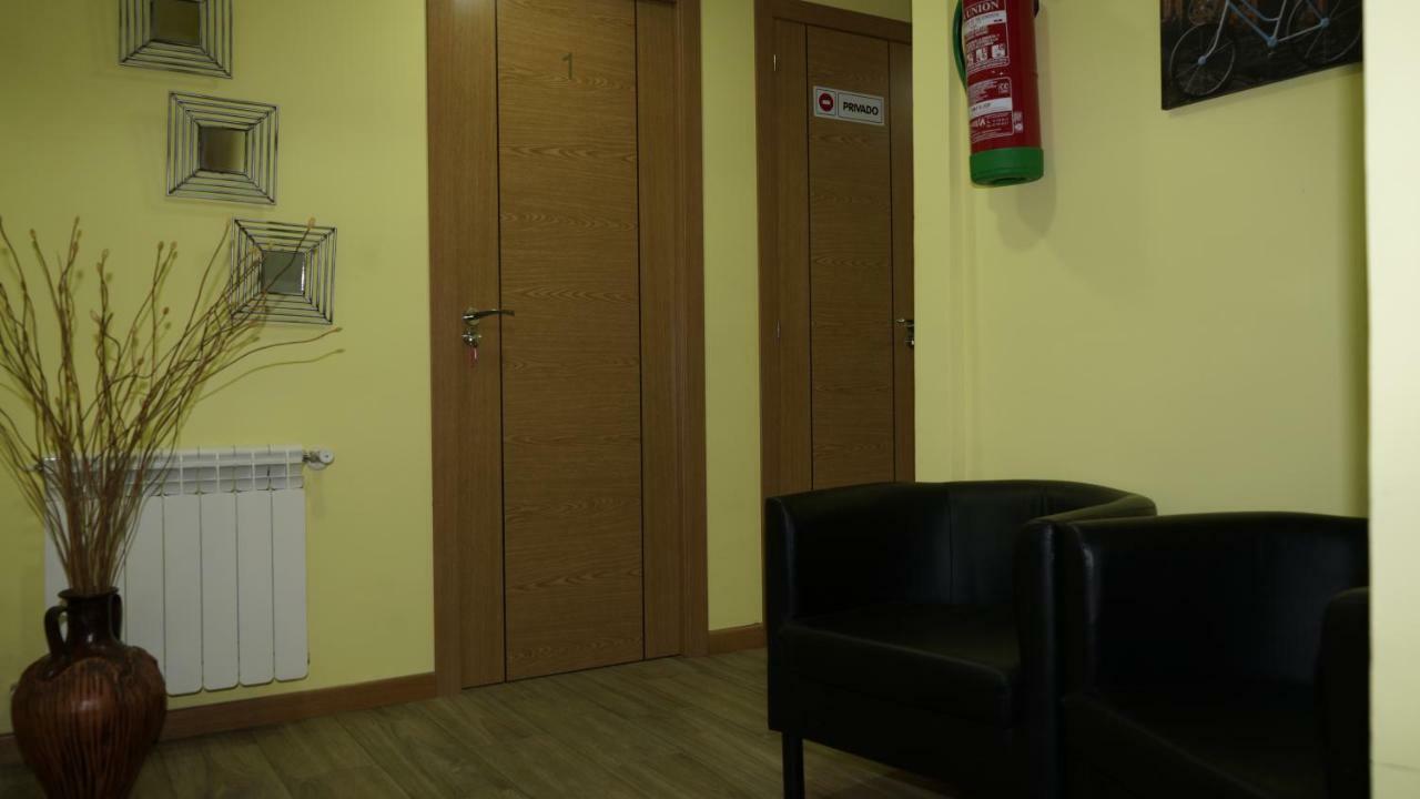 Torres de la Alameda Hostal La Pared מראה חיצוני תמונה